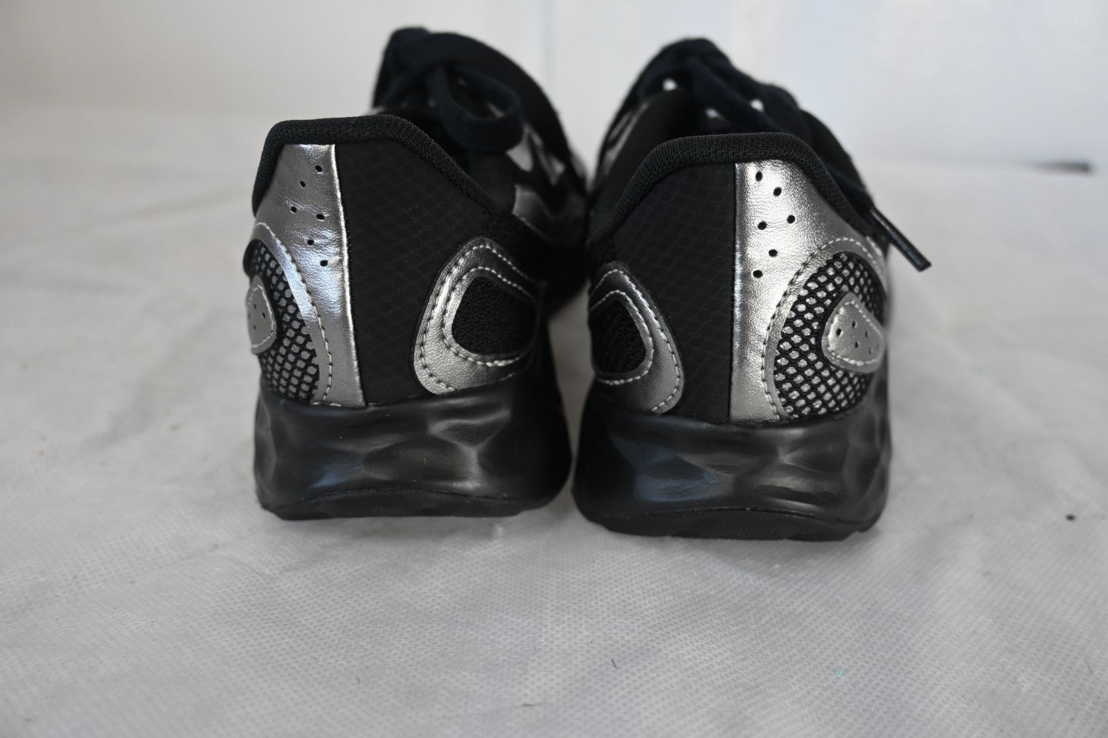 New Balance Arashi size 6.5