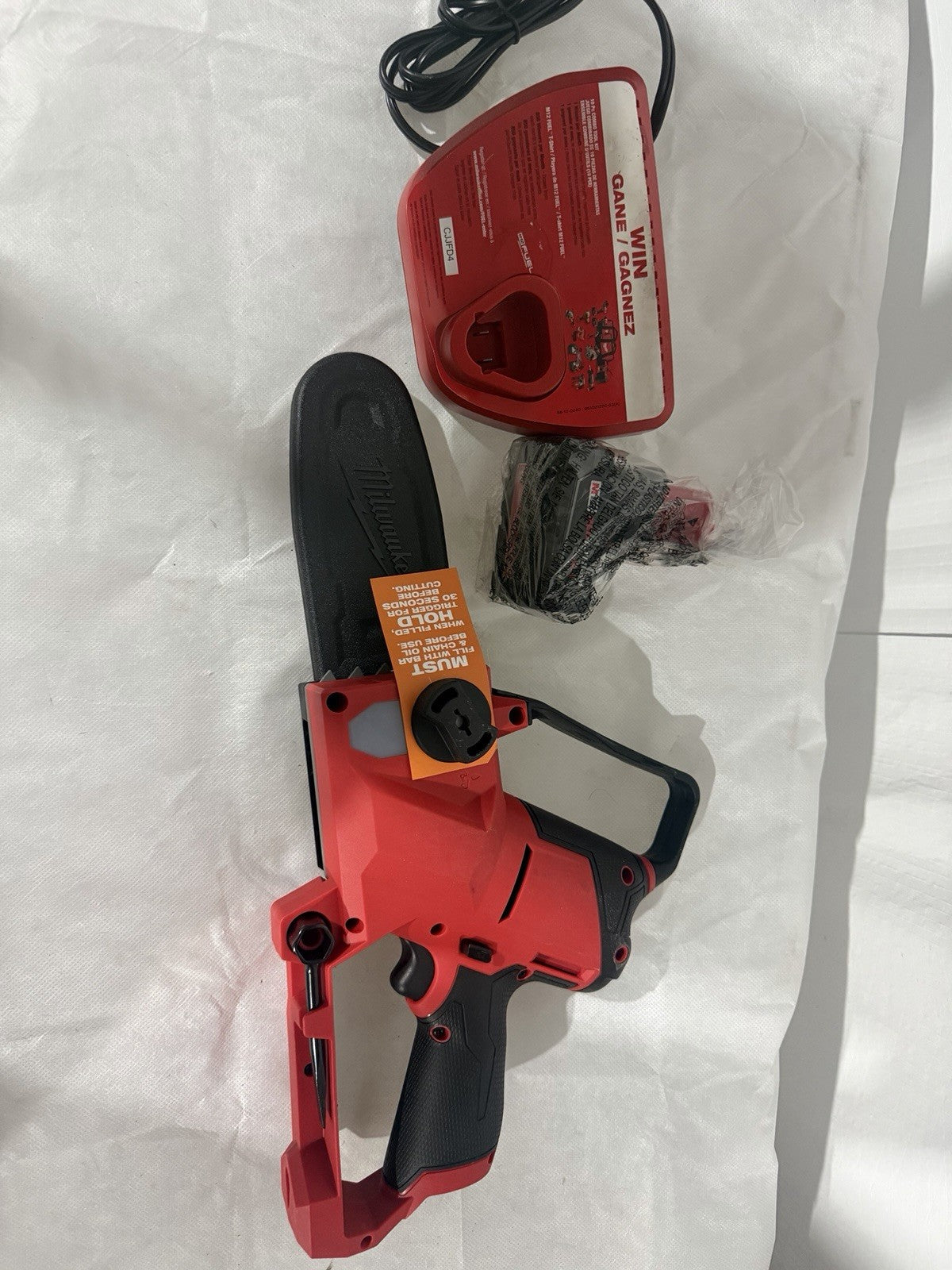 Milwaukee M12 FUEL HATCHET 6in Chainsaw - Red (2527-21) Kit